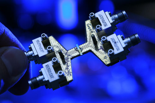 Intel's first 40 Gbps silicon optical modulator Intel's first 40 Gbps silicon optical modulator